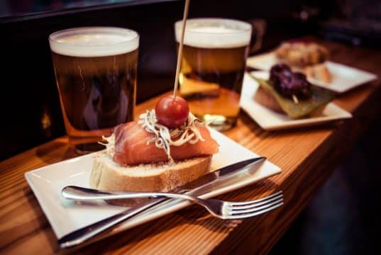 Los mejores bares con tapas gratis en Madrid Tapas gratis con cañas de cerveza en barra de bar