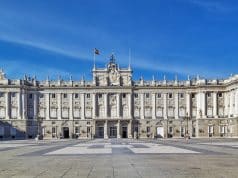 Fachada principal del Palacio Real de Madrid con la Plaza de Armas