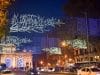 Puerta de Alcalá iluminada en Navidad con calle Alcalá y tráfico