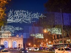 Puerta de Alcalá iluminada en Navidad con calle Alcalá y tráfico