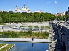 Parque de Madrid Río con puente de Segovia y catedral de la Almudena de fondo