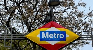 Cuánto cuesta el abono transporte de Madrid en 2026 según tu zona y tu edad Rombo de Metro de Madrid en la estación de Plaza de España