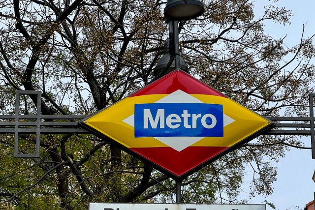 Metro de Madrid, Plaza de España Rombo de Metro de Madrid en la estación de Plaza de España