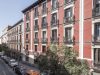 IBI en Madrid, cuánto se paga en 2026 y qué cambia con la bajada de 2027 Fachadas de edificios de viviendas en una calle del centro de Madrid
