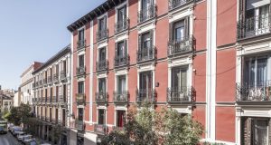 IBI en Madrid, cuánto se paga en 2026 y qué cambia con la bajada de 2027 Fachadas de edificios de viviendas en una calle del centro de Madrid