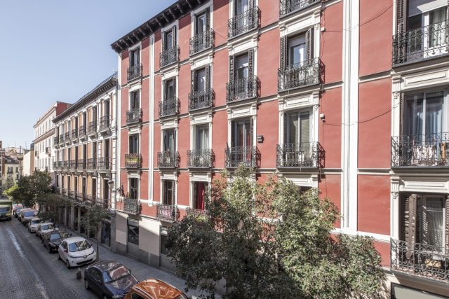 Edificios de viviendas en Madrid Fachadas de edificios de viviendas en una calle del centro de Madrid