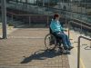 Madrid en silla de ruedas: balance en 2025 de la accesibilidad para personas con discapacidad de movimiento Mujer en silla de ruedas junto a escalera