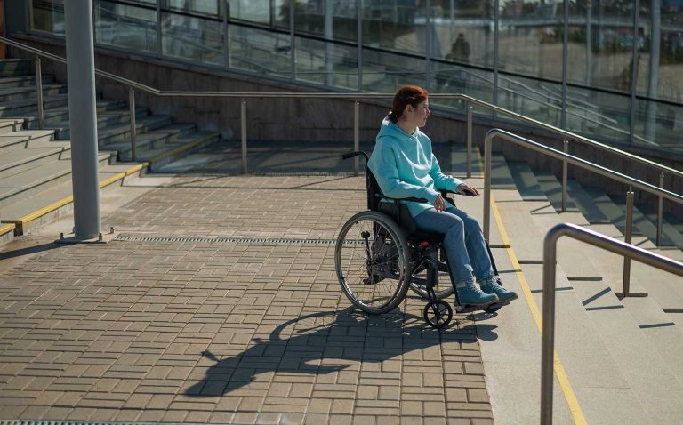 Madrid en silla de ruedas: balance en 2025 de la accesibilidad para personas con discapacidad de movimiento