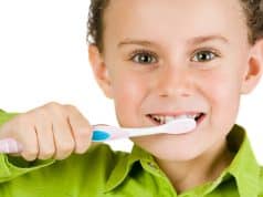Niño cepillándose los dientes