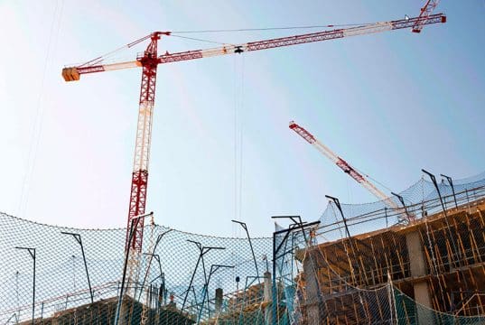 Gruas en obras de edificación en Madrid