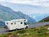 Viajar en autocaravana desde Madrid: guía práctica y escapadas de fin de semana Autocaravana en carretera de montaña