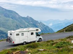 Autocaravana en carretera de montaña