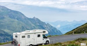 Viajar en autocaravana desde Madrid: guía práctica y escapadas de fin de semana Autocaravana en carretera de montaña